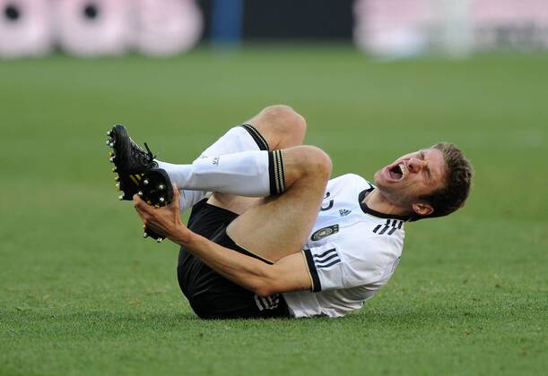 FUSSBALL WM 2010, ACHTELFINALE, 27.06.2010, Deutschland - England 4:1, Thomas MÜLLER (Deutschland) verletzt am Boden - o0 Verletzung, Schmerz