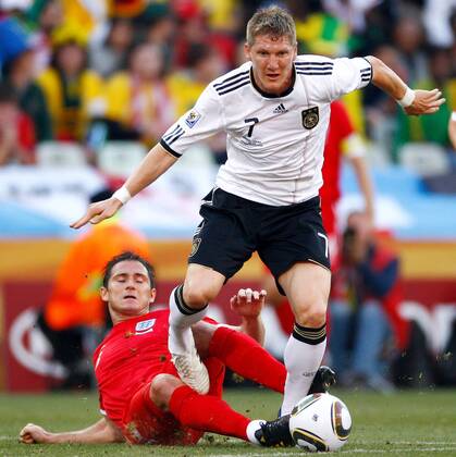 FUSSBALL WM 2010 ACHTELFINALE 27.06.2010 Deutschland - England Bastian SCHWEINSTEIGER (re, Deutschland) gegen Frank LAMPARD (England, am Boden) o0 Dynamik