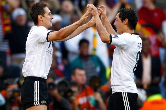 FUSSBALL WM 2010 ACHTELFINALE 27.06.2010 Deutschland - England Miroslav KLOSE (li, Deutschland) jubelt mit Mesut OEZIL (re, Deutschland) o0 Freude