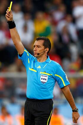 FUSSBALL WM 2010 ACHTELFINALE 27.06.2010 Deutschland - England, Schiedsrichter Jorge LARRIONDA (Uruguay) zeigt Gelb --