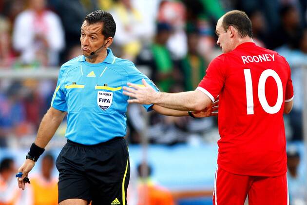 FUSSBALL WM 2010 ACHTELFINALE 27.06.2010 Deutschland - England, Wayne ROONEY (re) reklamiert bei Schiedsrichter Jorge LARRIONDA (Uruguay) (li) --