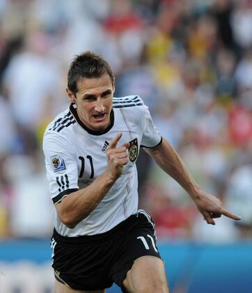 FUSSBALL WM 2010 ACHTELFINALE 27.06.2010 Deutschland - England JUBEL Deutschland; Torschuetze zum 1-0 Miroslav KLOSE