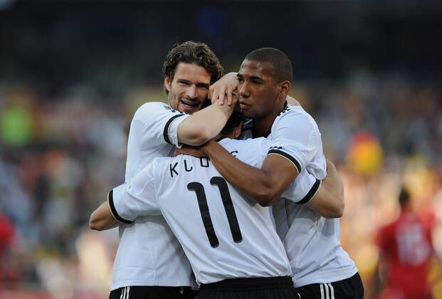 FUSSBALL WM 2010 ACHTELFINALE 27.06.2010 Deutschland - England JUBEL Deutschland; Arne FRIEDRICH umarmt Miroslav KLOSE und Jerome BOATENG (v.li.)