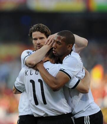 FUSSBALL WM 2010 ACHTELFINALE 27.06.2010 Deutschland - England JUBEL Deutschland; Arne FRIEDRICH umarmt Miroslav KLOSE und Jerome BOATENG (v.li.)