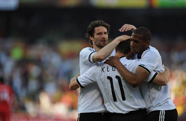 FUSSBALL WM 2010 ACHTELFINALE 27.06.2010 Deutschland - England JUBEL Deutschland; Arne FRIEDRICH umarmt Miroslav KLOSE und Jerome BOATENG (v.li.)