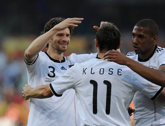 FUSSBALL WM 2010 ACHTELFINALE 27.06.2010 Deutschland - England JUBEL Deutschland; Arne FRIEDRICH umarmt Miroslav KLOSE und Jerome BOATENG (v.li.)