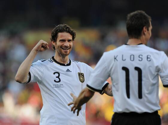 FUSSBALL WM 2010 ACHTELFINALE 27.06.2010 Deutschland - England JUBEL Deutschland; Arne FRIEDRICH (li) und Miroslav KLOSE