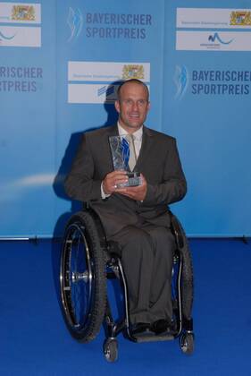 Martin Braxenthaler (Ski Alpin) mit seinem Preis bei der Verleihung zum Bayerischen Sportpreis 2010 am 17.7.2010 in München Bayerischer Sportpreis 2010 in München  o0 Skisport Pokal Trophäe Objekte Behindertensport Behinderung
