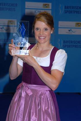 Evi Sachenbacher Stehle (Skilanglauf) mit ihrem Preis bei der Verleihung zum Bayerischen Sportpreis 2010 am 17.7.2010 in München Bayerischer Sportpreis 2010 in München  o0 Langlauf Ski Nordisch Skilauf