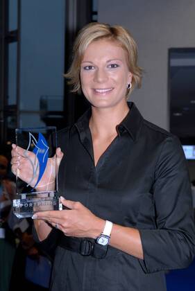 Maria Riesch (Ski Alpin) mit ihrem Preis bei der Verleihung zum Bayerischen Sportpreis 2010 am 17.7.2010 in München Bayerischer Sportpreis 2010 in München  o0 Skisport