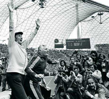 WM 1974, Endspiel, BR Deutschland ist Weltmeister - Bundestrainer Helmut SCHÖN (li.) und sein Assistent Jupp DERWALL jubeln beim Schlusspfiff o0 Sieg Jubel Freude BRD Glück Medien Fotograf, Sportfotograf Co