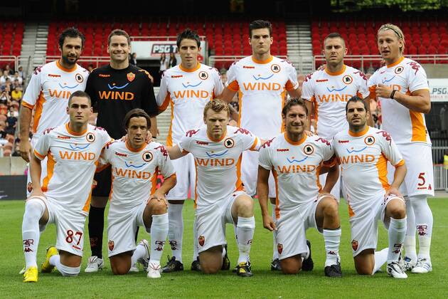 Mannschaftsbild AS Rom, hi.v.li.: Mirko Vucinic, Torwart Julio Sergio, Leandro Greco, Marco Andreolli, Jeremy Menez, Philippe Mexes; vorn: Aleandro Rosi, Rodrigo Taddei, John Arne Riise, Francesco Totti und Simone Perrotta - o0 Tournoi de Paris Turnier