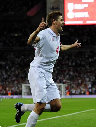 Steven Gerrard of England celebrates scoring during the friendly match between England (white) and Hungary at the Wembley Stadium in London Aug. 11, 2010. o0 Jubel Freude