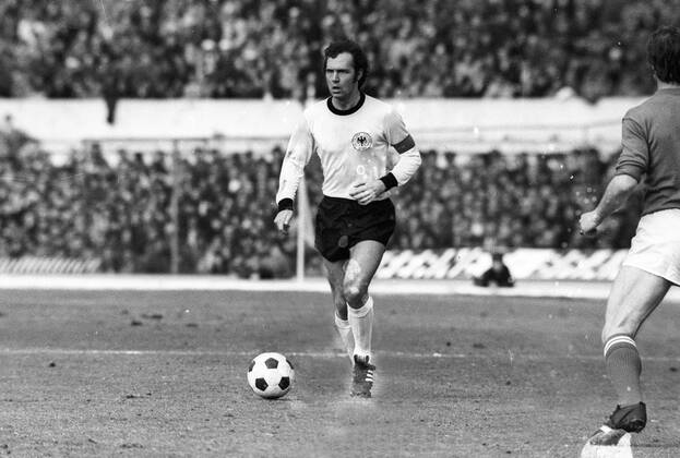 Franz Beckenbauer (BR Deutschland) am Ball Fußball Länderspiel Herren Nationalmannschaft 1976 Einzelbild Aufnahmedatum geschätzt