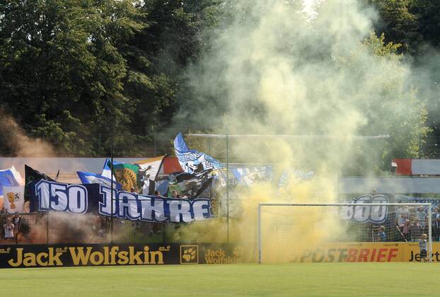 14.08.2010,Fussball, DFB-POKAL, 1. RUNDE, Saison 2010 2011, TSV 1860 MÜNCHEN Fans zünden eine Rauchbombe o0 Rauch Rauchwolke Rauchschwaden Qualm Qualmwolke Totale