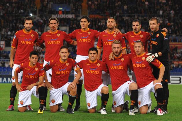 Mannschaftsbild AS Rom hi. v.li.: Mirko Vucinic, Paolo Castellini, Nicolas Burdisso, Jeremy Menez, Simone Perrotta, Bogdan Lobont; vorn v.li.: Cicinho, Francesco Totti, David Pizarro, Daniele de Rossi, Philippe Mexes; ANDREAXSTACCIOLI