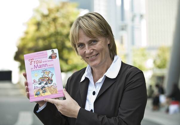 Jutta KLEINSCHMIDT, Deutschland, Rallye Fahrerin, Rennfahrerinnen, Brustbild, mit Ihrem Buch Frau lenkt besser, als Mann denkt , am 06.10.2010 Frankfurter Buchmesse 2010 vom 06.10 - 10.10.2009 in Frankfurt Main
