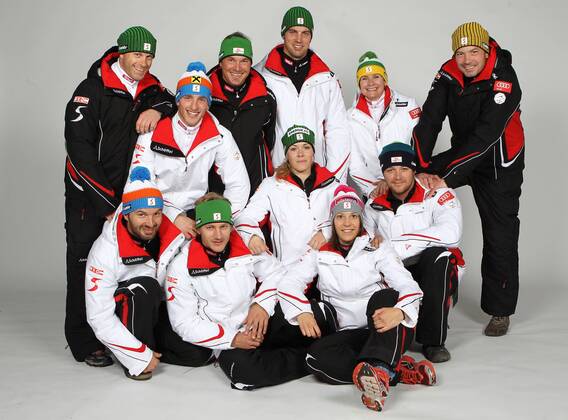 WINTERSPORT - OESV Einkleidung INNSBRUCK,AUSTRIA,16.OKT.10 - SKI ALPIN, FREE SKI, FREESTYLE SKIING - OESV, Österreichischer Skiverband, Einkleidung, Fototermin, Herren. Bild zeigt V.li. Klaus Waldner, Thomas Zangerl, Katrin Ofner (1.Reihe); Florian Stengg, Andrea Limbacher, Patrick Koller (2.Reihe); Trainer Markus Wittner, Gruppentrainer Gerry Posch (Skicross), Andreas Matt, Koordinatorin Sabine Wittner und Physiotherapeut Gerald Horngacher (3.Reihe AUT). o0 Fotoshooting Studio, Studioaufnahme Betreuer Cross Trainer Totale o0 Teamfoto
