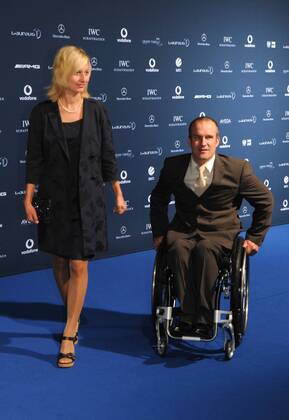 Laureus Medien Preis 2010 in Kitzbühel (Österreich). Foto: Martin Braxenthaler (GER Behindertensport Skisport Ski Alpin) mit Ehefrau Christina o0 Behinderung Familie Frau Rollstuhl