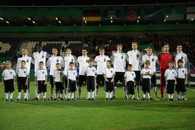 16.11.2010, U 21-Länderspiel Deutschland Mannschaftsfoto v.li.: Konstantin Rausch, Peniel Mlapa, Cenk Tosun, Sebastian Rudy, Ilkay Gündogan, Sebastian Jung, Stefan Bell, Jan Kirchhoff, Boris Vukcevic, Oliver Baumann, Christoph Moritz