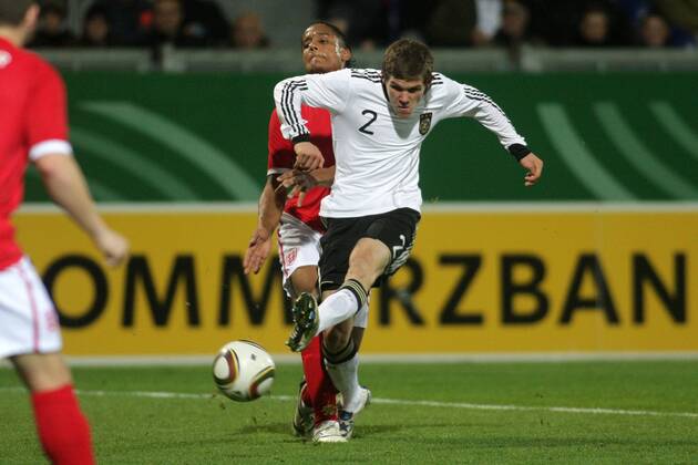 16.11.2010, U 21-Länderspiel Deutschland - England. Sebastian Jung (Deutschland) vor Michael Mancienne (England).