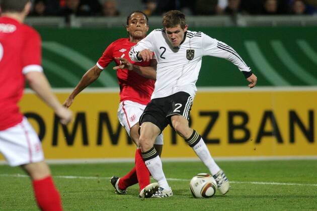 16.11.2010, U 21-Länderspiel Deutschland - England. Sebastian Jung (Deutschland), Michael Mancienne (England, hinten).