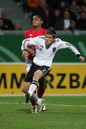 16.11.2010, U 21-Länderspiel Deutschland - England. Sebastian Jung (Deutschland), Michael Mancienne (England, hinten).