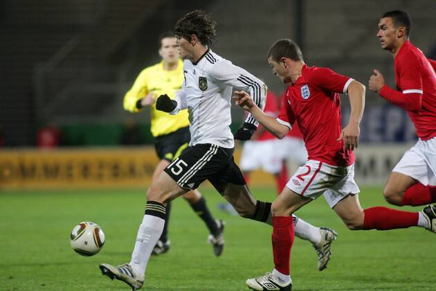 16.11.2010, U 21-Länderspiel Deutschland - England. Daniel Ginczek (Deutschland, L), Kieran Trippier (England).