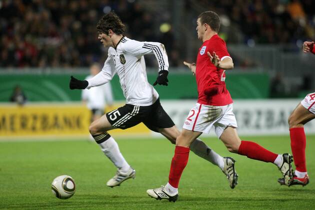 16.11.2010, U 21-Länderspiel Deutschland - England. Daniel Ginczek (Deutschland, L), Kieran Trippier (England).