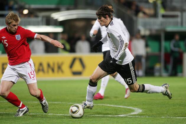 16.11.2010, U 21-Länderspiel Deutschland - England. Daniel Ginczek (Deutschland, R), Ben Mee (England).