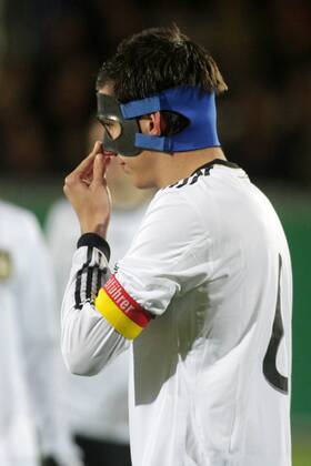 16.11.2010, U 21-Länderspiel Deutschland - England. Spielführer Christoph Moritz (Deutschland), Maske, Gesichtsmaske. o0 Kapitän
