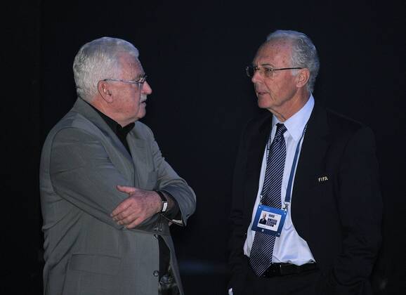 02.12.2010, Zürich - Vergabe der FIFA Weltmeisterschaften 2018 und 2022 - FIFA Exco Mitglied Franz Beckenbauer (re, GER) und Fedor Radmann (Kulturbeauftragter GER)  o0 Funktionär