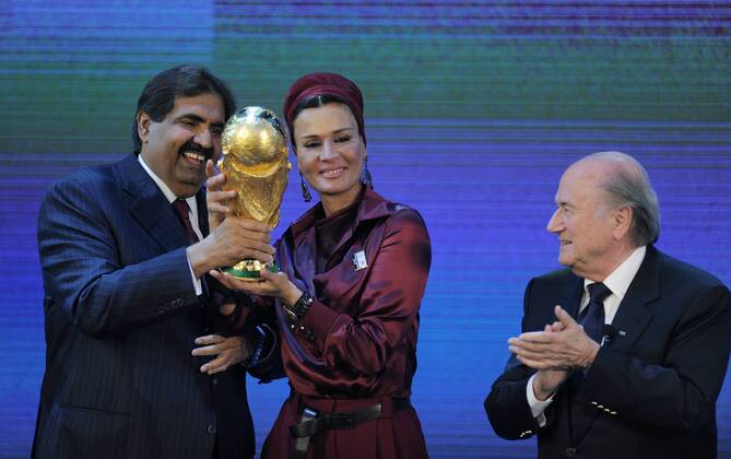 02.12.2010, Zürich - Vergabe der FIFA Weltmeisterschaften 2018 und 2022 - Emir von Katar, HH Sheikh Hamad bin Khalifa Al-Thani (li) und seine Frau HH Sheikha Mozah bint Nasser Al-Missned mit WM Pokal; FIFA Praesident Joseph Sepp Blatter (re, SUI)  o0 people Politik Familie Frau Ehefrau Objekte Trophäe Freude Jubel Funktionär