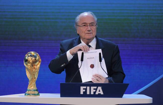 02.12.2010, Zürich - Vergabe der FIFA Weltmeisterschaften 2018 und 2022 - FIFA Praesident Joseph Sepp Blatter (SUI) verkündet Russland als Ausrichter der WM 2018  o0 Funktionär Objekte Pokal Trophäe Schriftzug