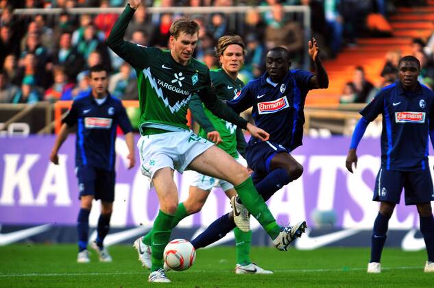 Fussball Herren Bundesliga Saison 2010 2011, SV Werder Bremen - SC Freiburg 2:1, Per MERTESACKER (Brmeen, li.) gegen Papiss CISSE (Freiburg)