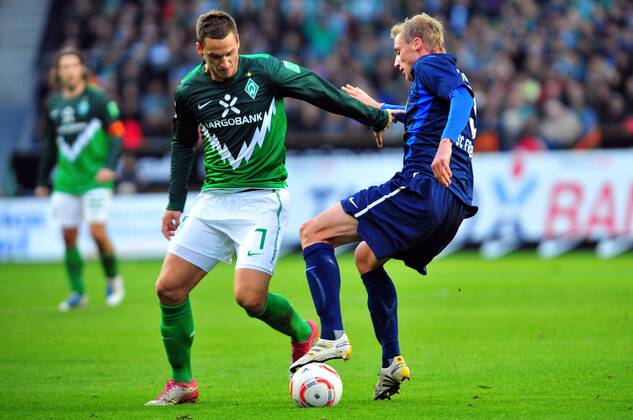 Fussball Herren Bundesliga Saison 2010 2011, SV Werder Bremen - SC Freiburg 2:1, Marko ARNAUTOVIC (Bremen, li.) gegen Felix BASTIANS (SC Freiburg)