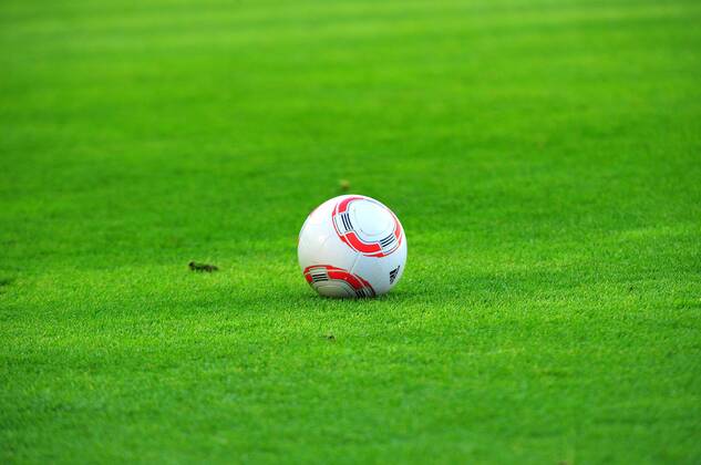 Fussball Herren Bundesliga Saison 2010 2011, SV Werder Bremen - SC Freiburg 2:1, adidas Torfabrik Fußball auf dem Rasen o0 Spielgerät, Sportgerät, Ball, Equipment Ausrüster Wirtschaft Ligaball Spielball Objekte