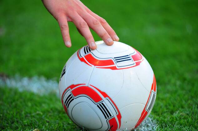 Fussball Herren Bundesliga Saison 2010 2011, SV Werder Bremen - SC Freiburg 2:1, adidas Torfabrik Fußball auf dem Rasen o0 Spielgerät, Sportgerät, Ball, Equipment Ausrüster Wirtschaft Ligaball Spielball Objekte