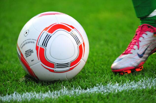 Fussball Herren Bundesliga Saison 2010 2011, SV Werder Bremen - SC Freiburg 2:1, Nike Fußballschuhe und ein adidas Torfabrik Fußball o0 Spielgerät, Sportgerät, Ball, Equipment Ausrüster Wirtschaft Ligaball Spielball Objekte