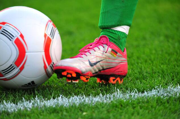 Fussball Herren Bundesliga Saison 2010 2011, SV Werder Bremen - SC Freiburg 2:1, Nike Fußballschuhe und ein adidas Torfabrik Fußball o0 Spielgerät, Sportgerät, Ball, Equipment Ausrüster Wirtschaft Ligaball Spielball Objekte