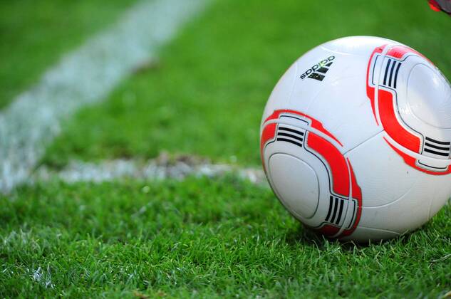 Fussball Herren Bundesliga Saison 2010 2011, SV Werder Bremen - SC Freiburg 2:1, adidas Torfabrik Fußball auf dem Rasen o0 Spielgerät, Sportgerät, Ball, Equipment Ausrüster Wirtschaft Ligaball Spielball Objekte