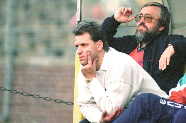 Trainer Hans Dieter Schmidt (re.) und Co Trainer Frank Pagelsdorf (beide Hannover). 2. BL Saison 1990 1991 Hannover 96 gegen SV Waldhof Mannheim 0:5 am 05.10.1990 im Niedersachsenstadion.
