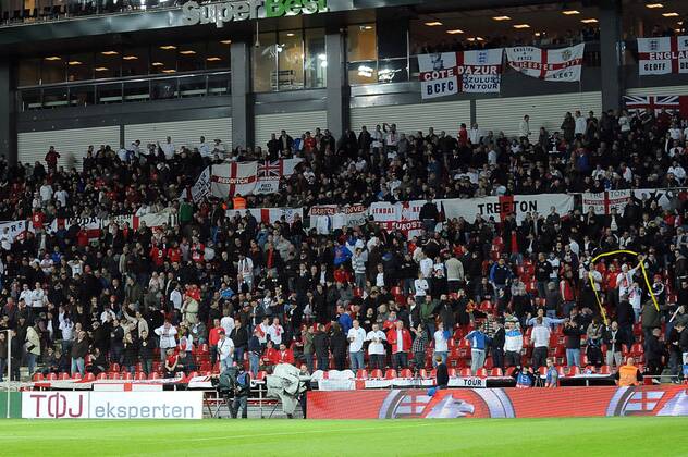 Football - International Friendly: England fans at Parken Stadium, Copenhagen o0 Fan, Fußballfan, Publikum totale Fahne, Landesfahne