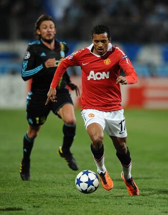 Football - Champions League Round of 16 First Leg - Olympique Marseille (blue) vs. Manchester United ManU (red) --- Nani of Manchester United is chased by Gabriel Heinze of Marseille at the Stade Velodrome, Marseille