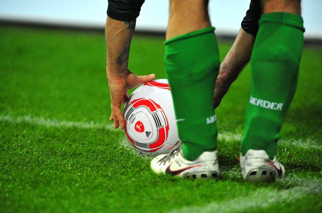 Fussball Herren Bundesliga Saison 2010 2011 SV Werder Bremen (grün) - Borussia Mönchengladbach (Gladbach): Werder Spieler legt sich den Ball zur Ecke zurecht