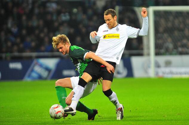 Fussball Herren Bundesliga Saison 2010 2011 SV Werder Bremen (grün) - Borussia Mönchengladbach (Gladbach): Florian TRINKS Bremen, Michael FINK Gladbach