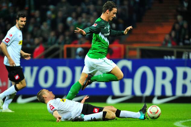 Fussball Herren Bundesliga Saison 2010 2011 SV Werder Bremen (grün) - Borussia Mönchengladbach (Gladbach): Filip DAEMS Gladbach, Marko ARNAUTOVIC Bremen