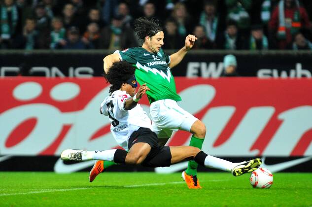 Fussball Herren Bundesliga Saison 2010 2011 SV Werder Bremen (grün) - Borussia Mönchengladbach (Gladbach): Dante Bonfim Gladbach vs Claudio PIZARRO Bremen