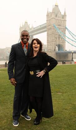 Carl Lewis (USA) poses with Romanian Nadia Comaneci at a photocall to launch the London 2012 Olympics tickets going on sale today at City Hall, London -  LON2011031501 o0 Verkauf Ticket Karten Eintrittskarten