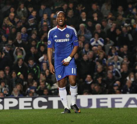 Chelseas Didier Drogba looks on dejected whilst holding his balls --- FC Chelsea vs. FC Copenhagen EDITORIAL USE ONLY. No use with unauthorised audio, video, data, fixture lists, club league logos or live services. Online in-match use limited to 120 images, no video emulation. No use in betting, games or single club league player publications. o0 Einzelbild kurios Komik Unterleib Gemächt Genitalien Weichteile
